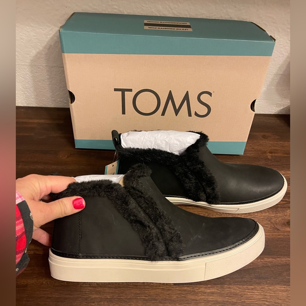 New TOMS‎ shoes size 8.5 Black Bryce leather slip on shoes with faux fur trim